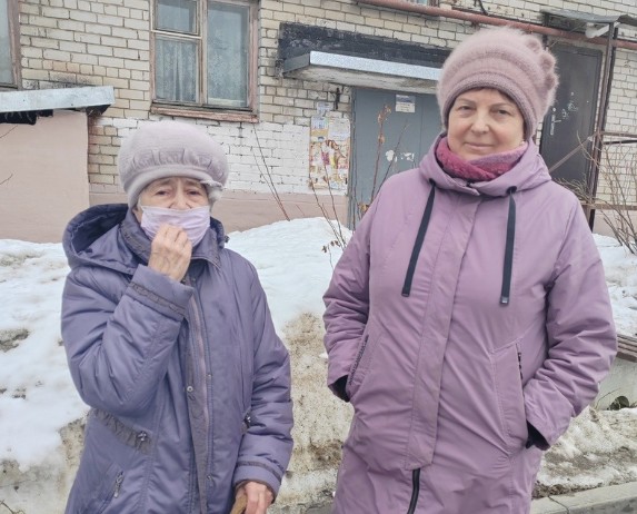 Жители подходят к Людмиле Михайловне и жалуются на запах из подвала.
